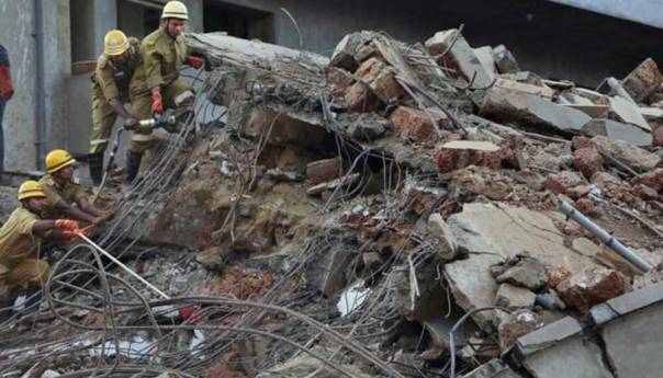 Srušila se zgrada, pod ruševinama zarobljeno najmanje 100 ljudi
