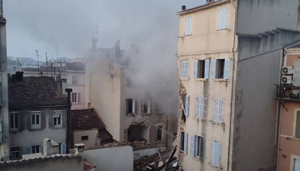 Srušila se zgrada u Francuskoj, izbio požar, traje potraga za žrtvama