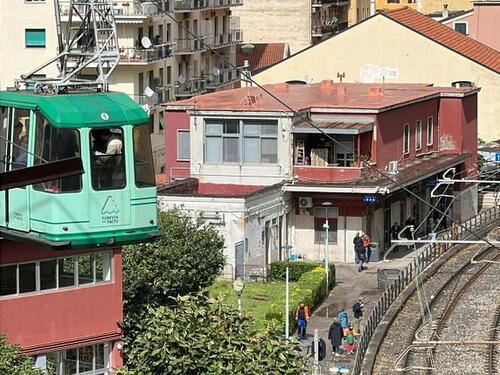 Srušila se žičara u Napulju, strahuje se da ima žrtava