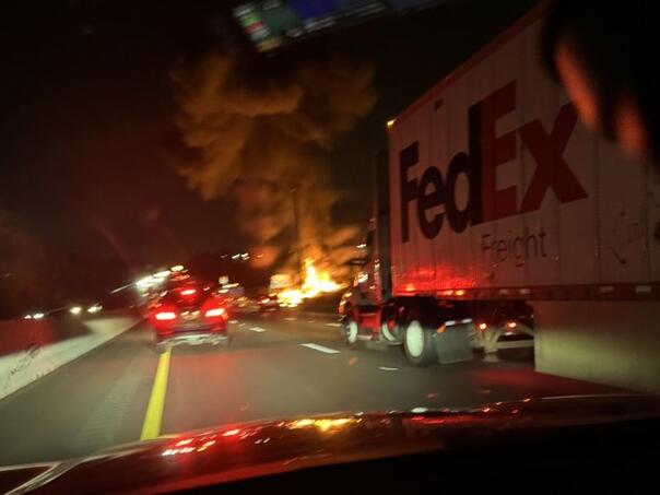 Srušio se mali avion na autoputu u Americi, navodno nema preživjelih