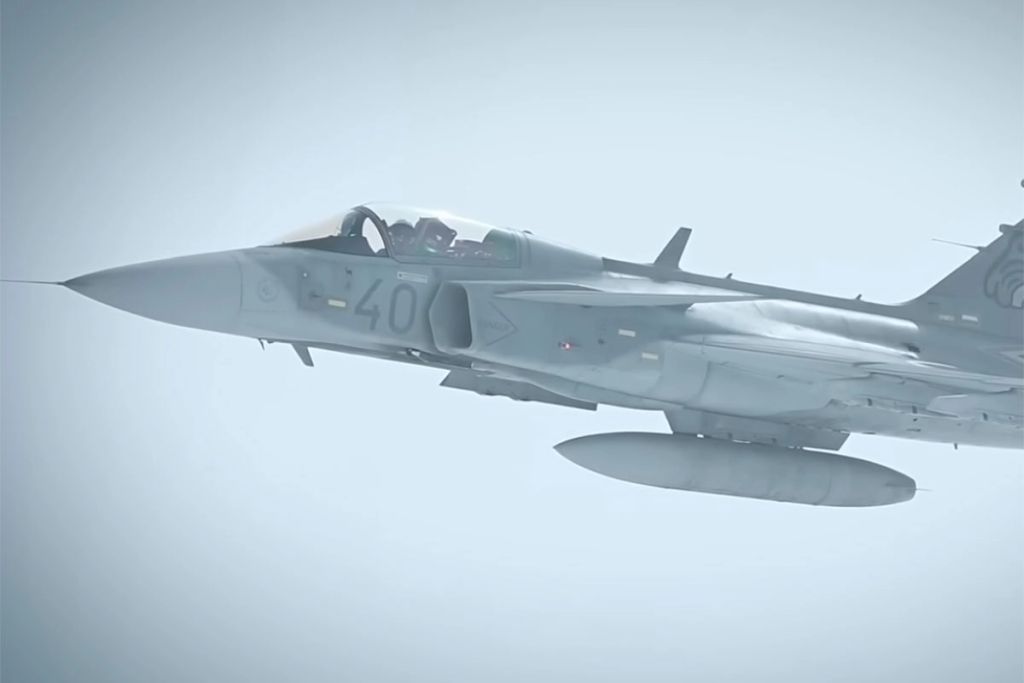 Srušio se mađarski vojni avion, pilot se katapultirao