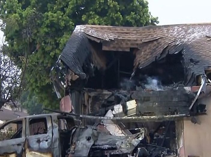 Srušio se mali avion na naselje u SAD, 15 kuća u plamenu