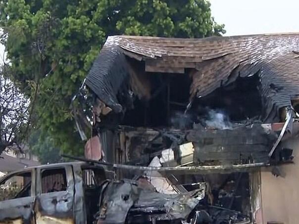 Srušio se mali avion na naselje u SAD, 15 kuća u plamenu