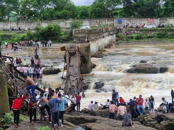 Srušio se most dok su na njemu bili turisti, ima poginulih i zarobljenih