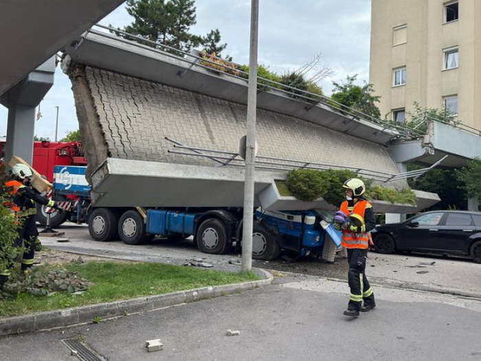 Srušio se most u Austriji: Kamion zarobljen, najmanje dvije osobe povrijeđene
