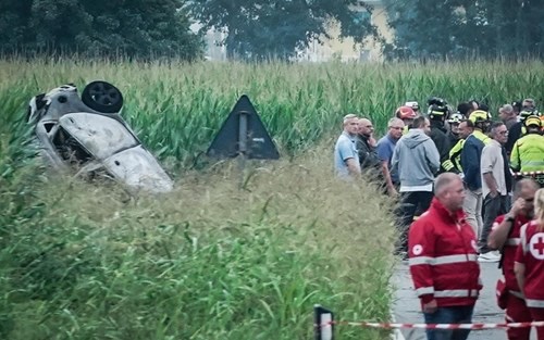 Srušio se vojni avion na auto, poginula curica, bratu se bore za život