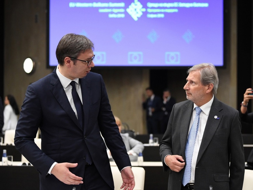 Šta je bivši komesar EU radio sa Vučićem dan prije pokopa zločinca?