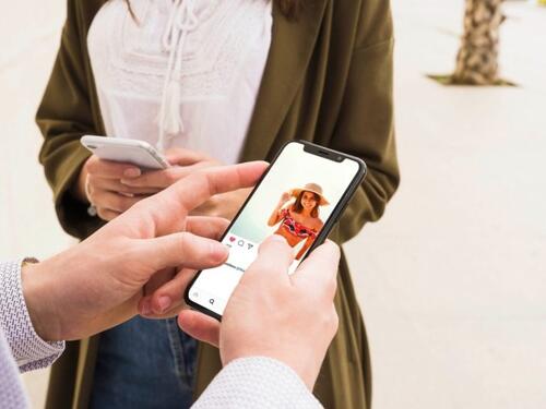 Šta je ego scrolling: Zabrinjavajući trend površinske validacije