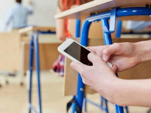 Šta s mobitelima u školama: Vlada KS usvojila stručne preporuke