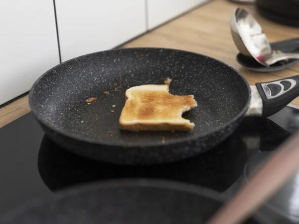 Šta se stvarno događa kad ogrebete teflonsku tavu?