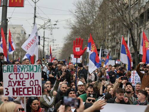Šta znače plave baklje na studentskom protestu?