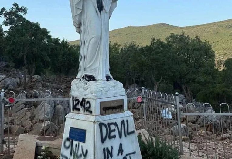 Šta znači poruka "IZ42" ispisana na Gospinom kipu u Međugorju?