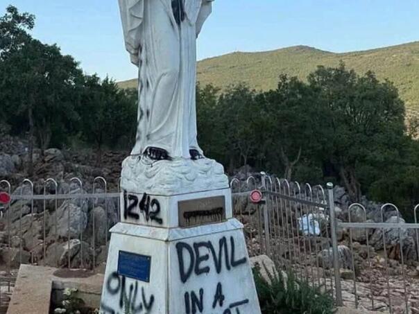 Šta znači poruka "IZ42" ispisana na Gospinom kipu u Međugorju?
