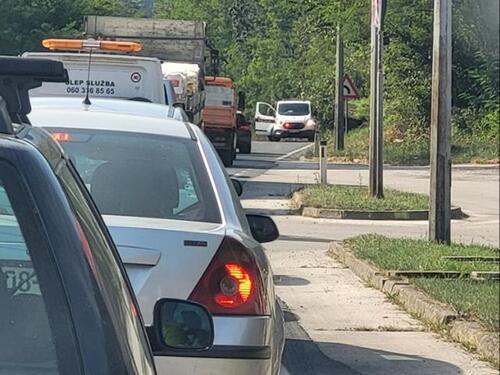 Stablo na cesti usporava saobraćaj na dionici Topčić polje - Begov han