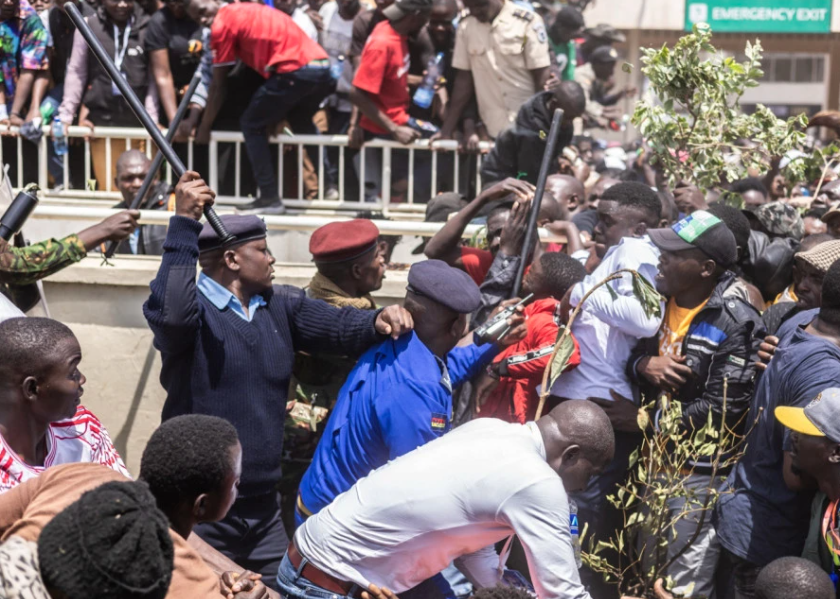Stampedo na sahrani bivšeg premijera Kenije, veliki broj povrijeđenih