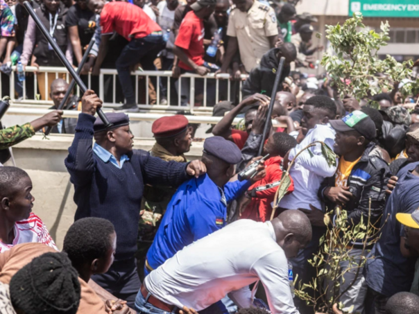 Stampedo na sahrani bivšeg premijera Kenije, veliki broj povrijeđenih