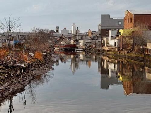 Stan za 25.000 dolara s pogledom na kanalizaciju