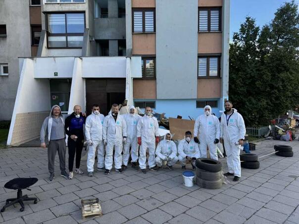 Stanari u akciji čišćenja zajedničkih prostorija, za primjer ostalima