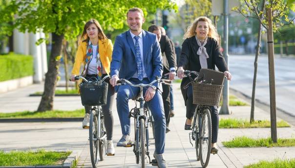 Stanivuković i zaposleni Gradske uprave biciklom došli na posao