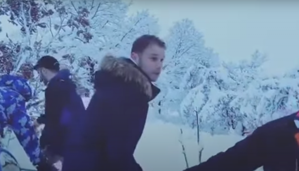 Stanivuković posjekao i dovukao Badnjak u Gradsku upravu