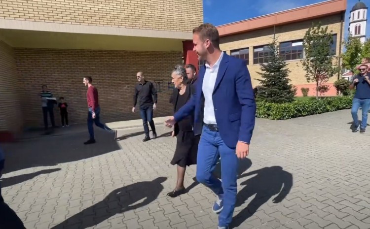 Stanivuković sa bakom izašao na izbore: Danas odlučujemo o svojoj sudbini