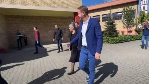 Stanivuković sa bakom izašao na izbore: Danas odlučujemo o svojoj sudbini