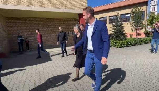 Stanivuković sa bakom izašao na izbore: Danas odlučujemo o svojoj sudbini