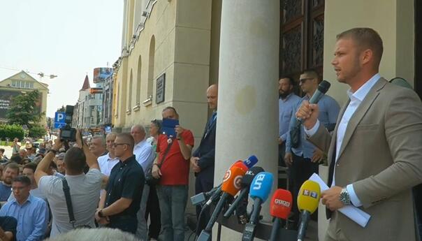 Stanivuković zamijenio bravu i ukinuo platu Ninkoviću