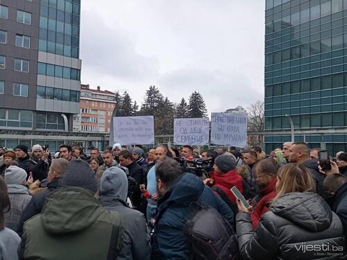 Stanivuković zatvorio i ulice ispred Vlade RS, policija prijeti