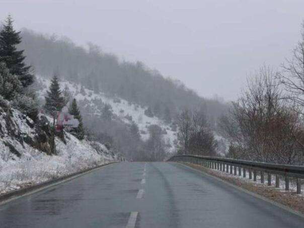 Stanje na cestama: Snijeg u planinama, oprez zbog odrona i magle