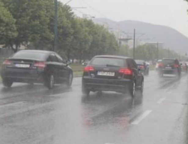 Stanje na putevima: Mjestimično vlažan ili mokar kolovozu