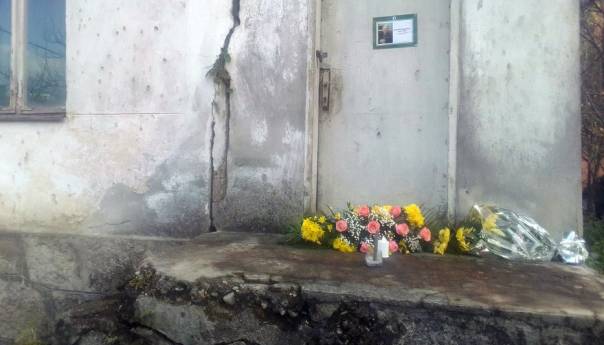 Položeno cvijeće ispred porodične kuće Mustafe Nadarevića