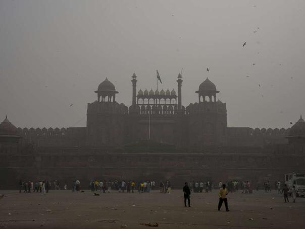 Stanovnici New Delhija guše se u toksičnom smogu