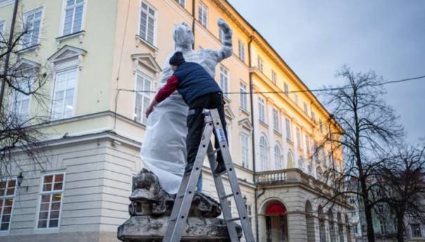 Stanovnici Lavova omotavaju spomenike pjenom otpornom na vatru