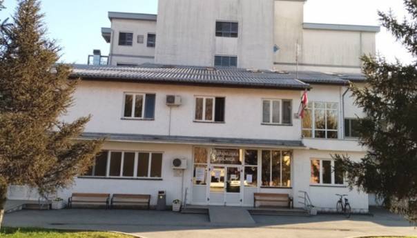 Starac iz Odžaka zario sebi nož u stomak