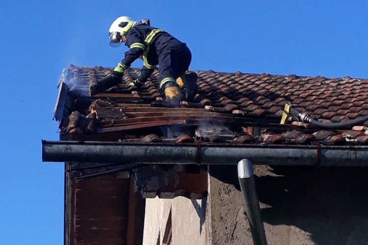 Starac palio korov pa zapalio kuću koju održava