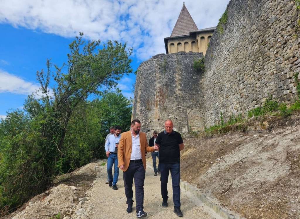 Stari grad Ostrožac bogatiji za novu šetnicu i sadržaje za posjetioce