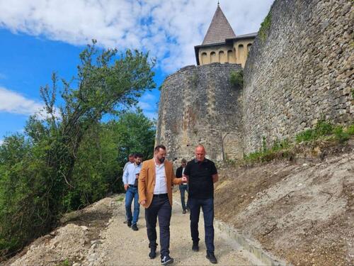 Stari grad Ostrožac bogatiji za novu šetnicu i sadržaje za posjetioce