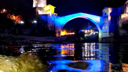 Stari most u bojama bh. zastave