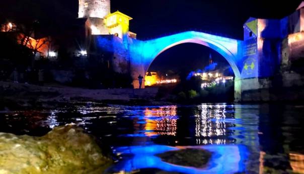 Stari most u bojama bh. zastave