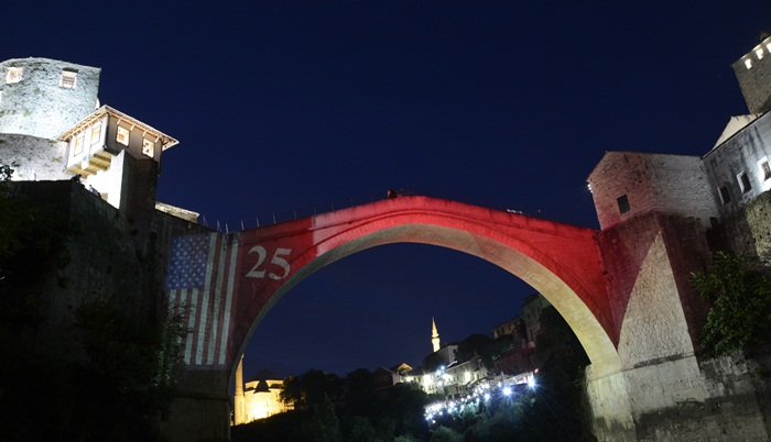 Stari most u bojama zastave SAD povodom Dana nezavisnosti