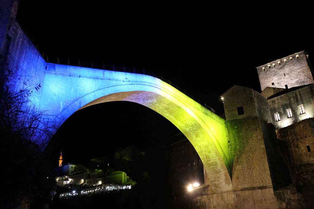 Stari most u Mostaru u bojama ukrajinske zastave
