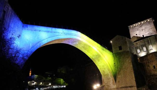 Stari most u Mostaru u bojama ukrajinske zastave