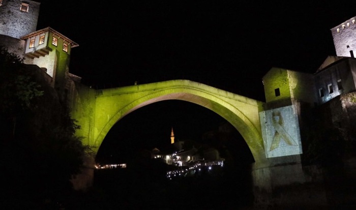 Stari most u zlatnoj boji kao znak podrške djeci oboljeloj od raka