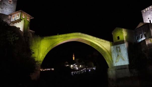 Stari most u zlatnoj boji kao znak podrške djeci oboljeloj od raka