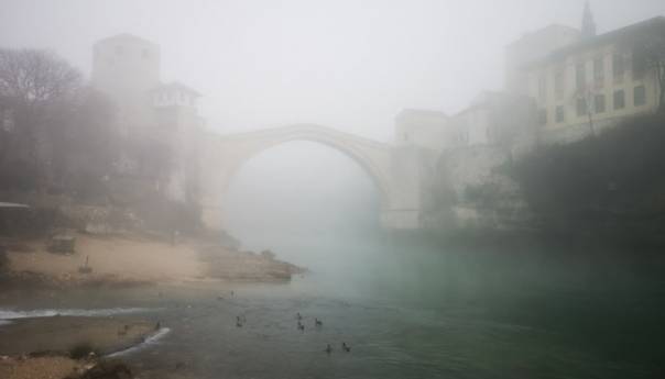 Stari most utonuo u maglu