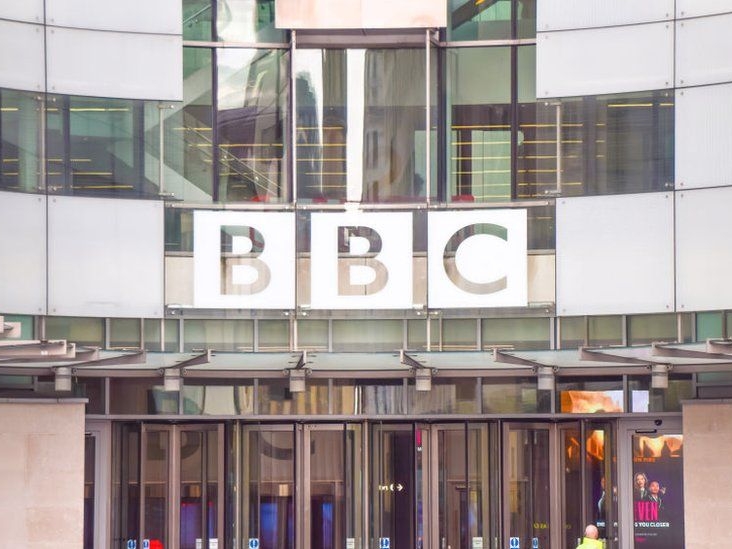 Starmer brani BBC, ali poručuje: "Mora se zavesti red u kući"