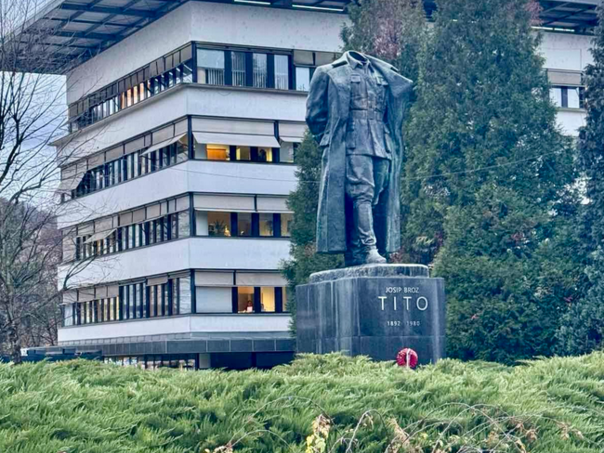 Statui Tita odrezana glava u Sloveniji, nađena u autu hrvatskih tablica