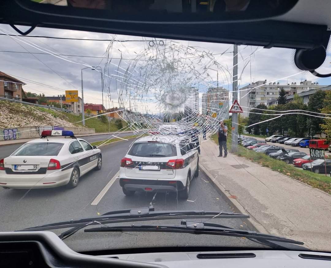 Šteta: Grozna situacija, kamenjem uništena tri nova trolejbusa