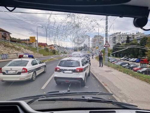 Šteta: Grozna situacija, kamenjem uništena tri nova trolejbusa